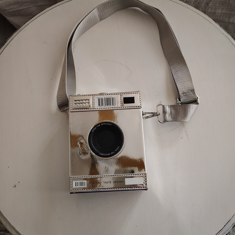 Elegant 📷Silver Camera-Shaped Crossbody Strap